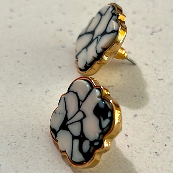 NWT Navy & White Marble Glass Post Earrings. - Picture 5 of 5